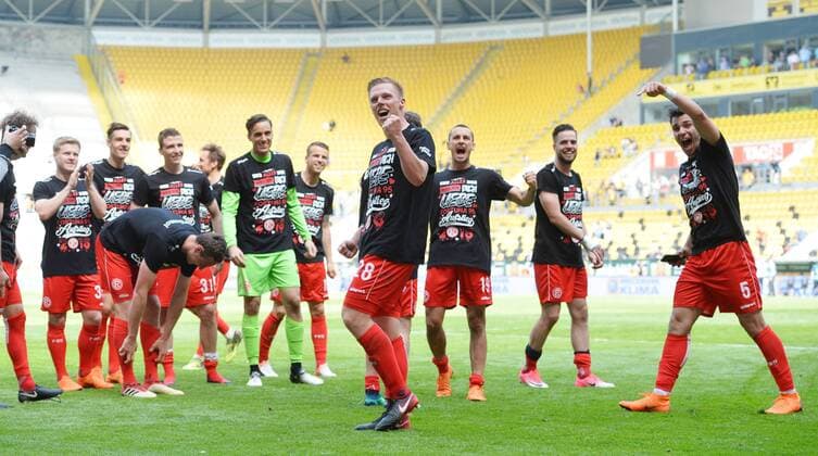 Mannschaft von Fortuna Duesseldorf feiert den Aufstieg in die 1. Bundesliga, SG Dynamo Dresden vs. Fortuna Duesseldorf, Fussball, 2. Bundesliga, 28.04.2018, SG Dynamo Dresden vs. Fortuna Duesseldorf, Fussball, 2. Bundesliga, 28.04.2018 Dresden *** Team of Fortuna Duesseldorf celebrates promotion to the 1 Bundesliga SG Dynamo Dresden vs Fortuna Duesseldorf Soccer 2 Bundesliga 28 04 2018 SG Dynamo Dresden vs Fortuna Duesseldorf Soccer 2 Bundesliga 28 04 2018 Dresden Copyright: xBertxHarzer xEibner-Pressefotox EP_bhr