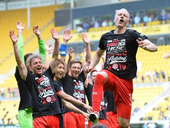Bilder des Tages - SPORT Mannschaft von Fortuna Duesseldorf feiert den Aufstieg in die 1. Bundesliga, SG Dynamo Dresden vs. Fortuna Duesseldorf, Fussball, 2. Bundesliga, 28.04.2018, SG Dynamo Dresden vs. Fortuna Duesseldorf, Fussball, 2. Bundesliga, 28.04.2018 Dresden *** Team of Fortuna Duesseldorf celebrates promotion to the 1 Bundesliga SG Dynamo Dresden vs Fortuna Duesseldorf Soccer 2 Bundesliga 28 04 2018 SG Dynamo Dresden vs Fortuna Duesseldorf Soccer 2 Bundesliga 28 04 2018 Dresden Copyright: xBertxHarzer xEibner-Pressefotox EP_bhr