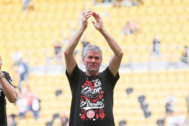 Dresden - Duesseldorf Fussball 2. Liga Dresden, 28.04.2018, DDV-Stadion, Fußball, Herren, 2. Liga, 32. Spieltag , SG Dynamo Dresden - Fortuna Düsseldorf 1:2 (0:1) , Im Bild: Trainer Friedhelm Funkel (Duesseldorf) bejubelt den Aufstieg , *** Dresden Duesseldorf Soccer 2 Liga Dresden 28 04 2018 DDV Stadium Soccer Men 2 League 32 Gameday SG Dynamo Dresden Fortuna Dusseldorf 1 2 0 1 Picture Coach Friedhelm Funkel Duesseldorf celebrates the ascent