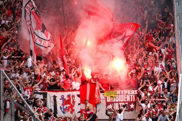 Dresden - Duesseldorf Fussball 2. Liga Dresden, 28.04.2018, DDV-Stadion, Fußball, Herren, 2. Liga, 32. Spieltag , SG Dynamo Dresden - Fortuna Düsseldorf 1:2 (0:1) , Im Bild: Düsseldorfer Fans zünden Pyrotechnik , *** Dresden Duesseldorf Soccer 2 Liga Dresden 28 04 2018 DDV Stadium Soccer Men 2 League 32 Gameday SG Dynamo Dresden Fortuna Dusseldorf 1 2 0 1 Im Bild Dusseldorfer Fans kindle pyrotechnics