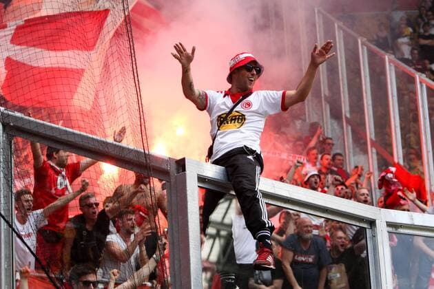 Dresden - Duesseldorf Fussball 2. Liga Dresden, 28.04.2018, DDV-Stadion, Fußball, Herren, 2. Liga, 32. Spieltag , SG Dynamo Dresden - Fortuna Düsseldorf 1:2 (0:1) , Im Bild: Düsseldorfer Fans , *** Dresden Duesseldorf Soccer 2 Liga Dresden 28 04 2018 DDV Stadium Soccer Men 2 League 32 Gameday SG Dynamo Dresden Fortuna Dusseldorf 1 2 0 1 Im Bild Dusseldorfer Fans