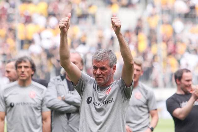 Dresden - Duesseldorf Fussball 2. Liga Dresden, 28.04.2018, DDV-Stadion, Fußball, Herren, 2. Liga, 32. Spieltag , SG Dynamo Dresden - Fortuna Düsseldorf 1:2 (0:1) , Im Bild: Trainer Friedhelm Funkel (Duesseldorf) , *** Dresden Duesseldorf Soccer 2 Liga Dresden 28 04 2018 DDV Stadium Soccer Men 2 League 32 Gameday SG Dynamo Dresden Fortuna Dusseldorf 1 2 0 1 Im Bild Coach Friedhelm Funkel Duesseldorf