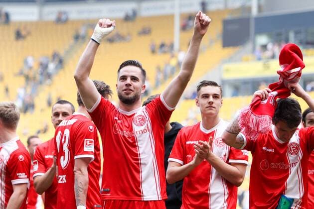 Bilder des Tages - SPORT Dresden - Duesseldorf Fussball 2. Liga Dresden, 28.04.2018, DDV-Stadion, Fußball, Herren, 2. Liga, 32. Spieltag , SG Dynamo Dresden - Fortuna Düsseldorf 1:2 (0:1) , Im Bild: Niko Gießelmann Giesselmann (23, Duesseldorf) bejubelt den Sieg , *** Dresden Duesseldorf Soccer 2 Liga Dresden 28 04 2018 DDV Stadium Soccer Men 2 League 32 Gameday SG Dynamo Dresden Fortuna Dusseldorf 1 2 0 1 Pictured Niko Gießelmann Giesselmann 23 Duesseldorf celebrates victory