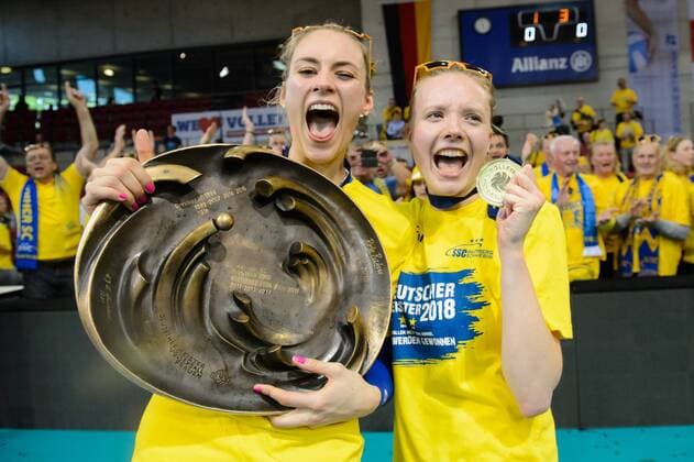28 04 2018 SCHARRena Stuttgart Volleyball Bundesliga Women Play offs Final 3 Match Allianz MTV Stuttgart vs SSC Palmberg Schwerin Jubilation Louisa Lippmann 3 Schwerin Jennifer Geerties 6 Schwerin with championship cup
