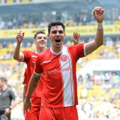 Kaan Ayhan (Fortuna Duesseldorf) vorn feiert den Aufstieg, SG Dynamo Dresden vs. Fortuna Duesseldorf, Fussball, 2. Bundesliga, 28.04.2018, SG Dynamo Dresden vs. Fortuna Duesseldorf, Fussball, 2. Bundesliga, 28.04.2018 Dresden *** Kaan Ayhan Fortuna Duesseldorf front celebrates the ascent SG Dynamo Dresden vs Fortuna Duesseldorf Soccer 2 Bundesliga 28 04 2018 SG Dynamo Dresden vs Fortuna Duesseldorf Soccer 2 Bundesliga 28 04 2018 Dresden Copyright: xEIBNER BertxHarzerx EP_BHR