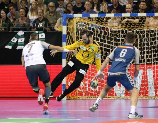 GER EHF FUEL BERLIN VS RK Nexe 28 04 2018 Max Schmeling Halle Berlin GER EHF FUEL BERLIN VS RK Nexe im Bild 7m Silvio Heinevetter Fuechse Berlin 12 Vedran Zrnic Nexe 7 nordphotox xEngler nph00076
