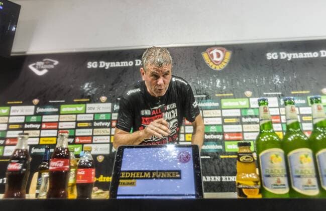 Bilder des Tages - SPORT Fußball, 2. Bundesliga, Saison 2017 2018, SG Dynamo Dresden, 32. Spieltag, SG Dynamo Dresden - Fortuna Düsseldorf (28.04.2018), DDV - Stadion, Dresden. Düsseldorfs Trainer Friedhelm Funkel nach der Bierdusche seiner Spieler nach dem Aufstieg in die Bundesliga während der Pressekonferenz. *** Football 2 Bundesliga Season 2017 2018 SG Dynamo Dresden 32 Matchday SG Dynamo Dresden Fortuna Dusseldorf 28 04 2018 DDV Stadion Dresden Dusseldorf coach Friedhelm Funkel after the beer shower of his players after the promotion to the Bundesliga during the press conference RM001