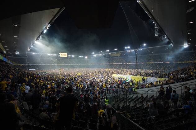 Soccer Super League BSC Young Boys FC Lucerne Bern 28 04 2018 Football Super League Season 2017 2018 BSC Young Boys FC Lucerne fans of BSC Young Boys storm the field after the final whistle