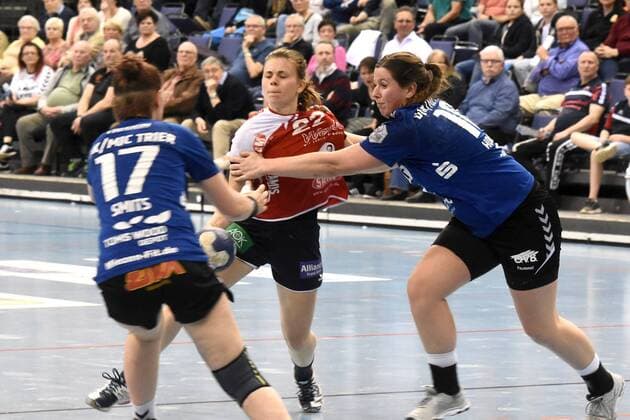 Marie Christine Beddies of Herrenberg mitte vs Aaricia Smits left and Lindsey Houben GER DJK MJC Trier SG H2Ku Herrenberg Handball 2 League Women 28 04 2018 Trier Copyright: xEIBNER Kraemerx EP_EER