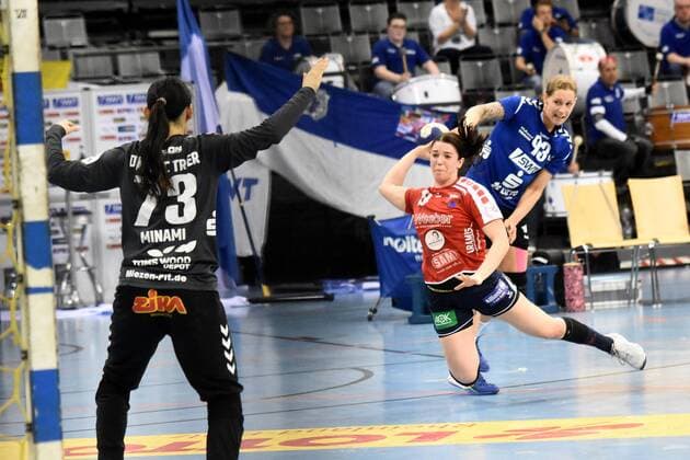 Lea Neubrander von Herrenberg mitte gg Tina Welter In goal Yuko Minami GER DJK MJC Trier SG H2Ku Herrenberg Handball 2 League Women 28 04 2018 Trier Copyright: xEIBNER Kraemerx EP_EER