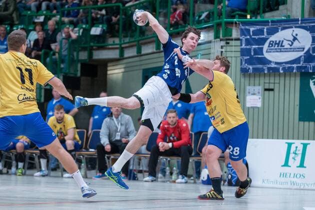 Maximilian Leon Bettin 2 Bergischer HC scored against Chris Berchtenbreiter 28 HSG Konstanz Bergischer HC vs HSG Konstanz Handball 2 Handball Bundesliga 28 04 18 Wuppertal NRW Germany Uni Halle Copyright: xcdnx