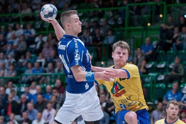 Maciej Majdzinski 14 Bergischer HC in the throw against Paul Kaletsch 15 HSG Konstanz Bergischer HC vs HSG Konstanz Handball 2 Handball Bundesliga 28 04 18 Wuppertal NRW Germany Uni Halle Copyright: xcdnx