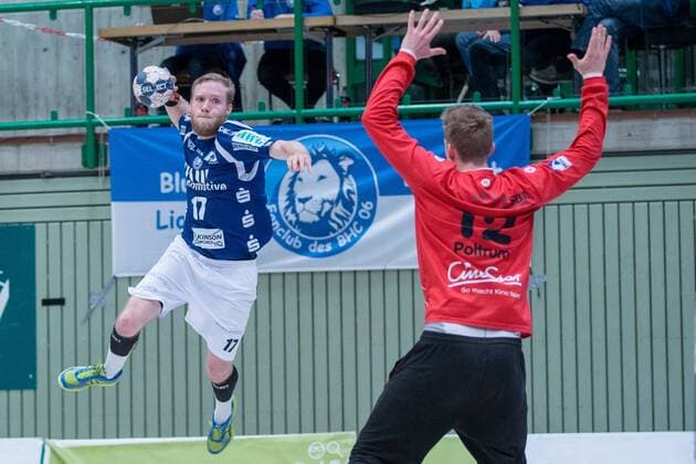 Jan Artmann 17 Bergischer HC in the throw against Konstantin Poltrum 12 HSG Konstanz Bergischer HC vs HSG Konstanz Handball 2 Handball Bundesliga 28 04 18 Wuppertal NRW Germany Uni Halle Copyright: xcdnx
