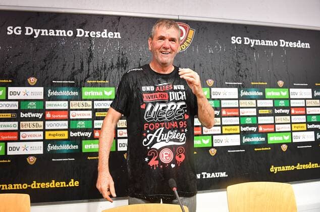Trainer Friedhelm Funkel (Düsseldorf) nach Bier- und Sektdusche auf der Pressekonferenz nach dem Spiel, SG Dynamo Dresden gegen Fortuna Düsseldorf, Fußball, Fussball, 2. Bundesliga, Saison 2017 2018, DDV-Stadion Dresden, 28.04.2018, *** Coach Friedhelm Funkel Dusseldorf after beer and sparkling wine at the press conference after the game SG Dynamo Dresden against Fortuna Dusseldorf Football Soccer 2 Bundesliga Season 2017 2018 DDV Stadion Dresden 28 04 2018