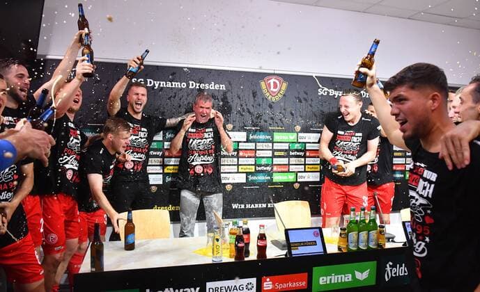 Mitte: Trainer Friedhelm Funkel (Düsseldorf) feiert mit seiner Mannschaft mit Bier- und Sektdusche auf der Pressekonferenz den Aufstieg in die 1. Liga, SG Dynamo Dresden gegen Fortuna Düsseldorf, Fußball, Fussball, 2. Bundesliga, Saison 2017 2018, DDV-Stadion Dresden, 28.04.2018, *** Middle coach Friedhelm Funkel Dusseldorf celebrates with his team with beer and champagne shower at the press conference promotion to the 1 league SG Dynamo Dresden against Fortuna Dusseldorf Football Soccer 2 Bundesliga season 2017 2018 DDV Stadium Dresden 28 04 2018