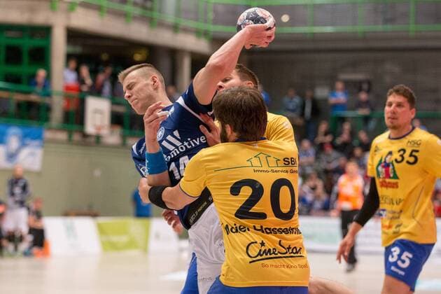 22 Bergischer HC in a duel with Fabian Maier Hasselmann 20 HSG Konstanz Bergischer HC vs HSG Konstanz Handball 2 Handball Bundesliga 28 04 18 Wuppertal NRW Germany Uni Halle Copyright: xcdnx
