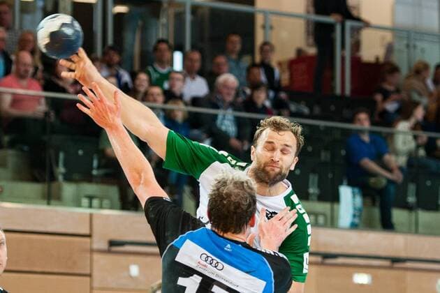 Stefan Schmitt No. 7 Rimpar throws on goal Bennet Johnen No. 17 Vikings tries to intervene HC Rhein Vikings vs. DJK Rimpar Wolves Handball 2 Bundesliga 28 04 18 Dusseldorf NRW Germany Castello Copyright: xcdn_nszx