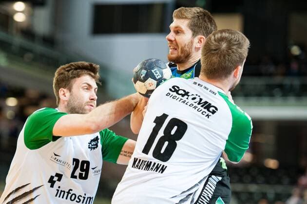 Christian Hoße Nr 4 Vikings is penalized by Max Bauer Nr 29 Rimpar and Steffen Kaufmann Nr 18 Rimpar HC Rhein Vikings vs DJK Rimpar Wolves Handball 2 Bundesliga 28 04 18 Dusseldorf NRW Germany Castello Copyright: xcdn_nszx