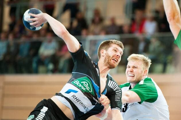 Christian Hoße Nr 4 Vikings throws on goal Patrick Gempp No 13 Rimpar tries to intervene HC Rhein Vikings vs DJK Rimpar Wolves Handball 2 Bundesliga 28 04 18 Dusseldorf NRW Germany Castello Copyright: xcdn_nszx