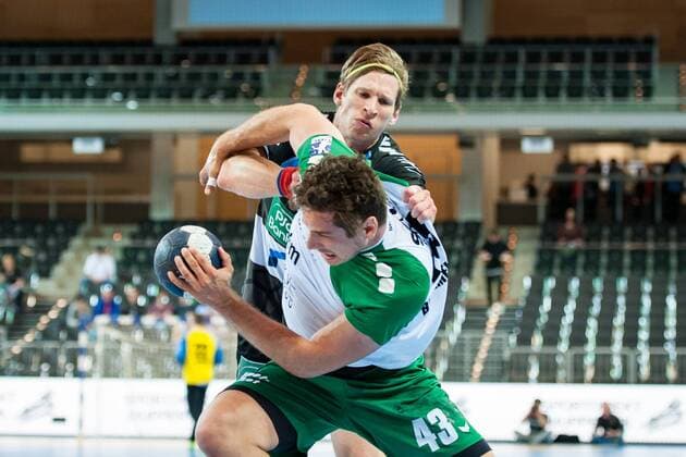 Dennis Aust No. 7 Vikings with a strong defensive effort against Benedikt Brielmeier No. 43 Rimpar HC Rhein Vikings vs. DJK Rimpar Wolves Handball 2 Bundesliga 28 04 18 Dusseldorf NRW Germany Castello Copyright: xcdn_nszx