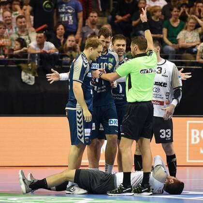Mens Handball Mens EHF Cup Season 2017 18 Quarter-Finals Playoffs Foxes Berlin RK Nexe Paul Drux No. 95 Foxes Berlin receives a two-minute penalty 28 04 18 Copyright: xMichaelxHundtx xMatthiasxKochx
