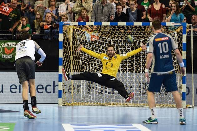 Mens Handball Mens EHF Cup Season 2017 18 Quarter-Finals Playoffs Foxes Berlin RK Nexe Sasa Barisic No. 9 RK Nexe overcomes TW Silvio Heinevetter No. 12 Füchse Berlin at the seven-meter 28 04 18 Copyright: xMichaelxHundtx xMatthiasxKochx