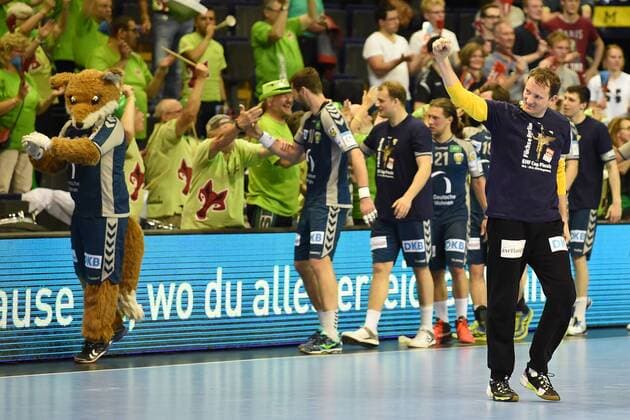 Handball Mens EHF Cup Season 2017 18 Quarter-finals Playoff Füchse Berlin RK Nexe cheering after the final whistle TW Petr Stochl No. 71 Füchse Berlin clenched their fist the players clap with the fans from 28 04 18 Copyright: xMichaelxHundtx xMatthiasxKochx