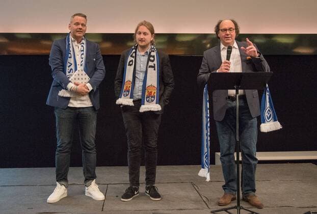 28 04 2018 xfux Football 2 Bundesliga SV Darmstadt 98 Premiere Lilienmusical Out of tradition differently at the Staatstheater in Darmstadt emspor emonline deloka vl Vice President Markus Pfitzner SV Darmstadt 98 Director Martin G Berger Musical From tradition different in the Staatstheater in Darmstadt that deals with SV Darmstadt 98 Gernot Wojnarowicz Darmaturgie Concert Staatstheater Darmstadt at the introduction in front of the spectators Darmstadt