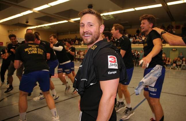 BAU 28 04 2018 Kornwestheim Handball SV Kornwestheim vs VfL Pfullingen Coach Alexander Schurr Kornwestheim forward is pleased