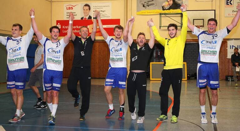 BAU 28 04 2018 Kornwestheim Handball SV Kornwestheim vs VfL Pfullingen Kornwestheim cheers v l Marvin Flügel Axel Steffens Frieder Hansen Tim Scholz Coach Alexander Schurr Max Schneider Christopher Tinti are looking forward to the championship