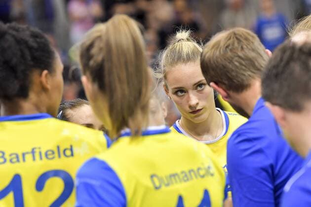 VBL Final 3 Allianz MTV Stuttgart vs. SSC Palmberg Schwerin 28 04 2018 Volleyball Bundesliga Women Season 2017 18 Play off Final 3 Allianz MTV Stuttgart in blue against SSC Palmberg Schwerin in yellow Louisa Lippmann with coach Felix Koslowski PHOTO TOM BLOCH xtbx