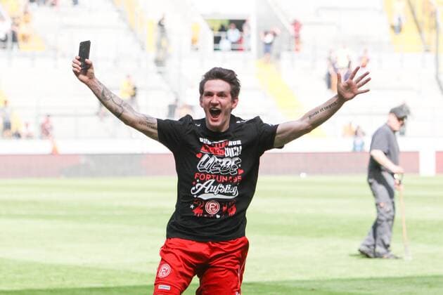 Dresden, 28.04.2018, DDV-Stadion, Fußball, Herren, 2. Liga, 32. Spieltag , SG Dynamo Dresden - Fortuna Düsseldorf 1:2 (0:1) , Im Bild: Benito Raman (9, Duesseldorf) bejubelt den Aufstieg , *** Dresden 28 04 2018 DDV Stadium Soccer Men 2 League 32 Gameday SG Dynamo Dresden Fortuna Dusseldorf 1 2 0 1 The picture Benito Raman 9 Duesseldorf celebrates the ascent