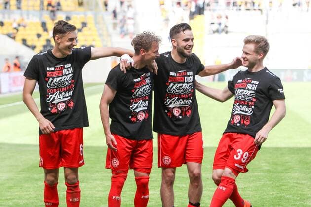 Dresden, 28.04.2018, DDV-Stadion, Fußball, Herren, 2. Liga, 32. Spieltag , SG Dynamo Dresden - Fortuna Düsseldorf 1:2 (0:1) , Im Bild v.l.: Florian Neuhaus (6, Duesseldorf), Julian Schauerte (4, Duesseldorf), Niko Gießelmann Giesselmann (23, Duesseldorf) und Jean Zimmer (39, Duesseldorf) bejubeln den Aufstieg , *** Dresden 28 04 2018 DDV Stadium Soccer Men 2 League 32 Matchday SG Dynamo Dresden Fortuna Dusseldorf 1 2 0 1 In picture v l Florian Neuhaus 6 Duesseldorf Julian Schauerte 4 Duesseldorf Niko Gießelmann Giesselmann 23 Duesseldorf and Jean Zimmer 39 Duesseldorf celebrate the ascent