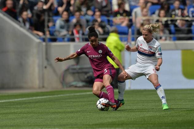 Eugenie Le Sommer (lyon) vs Demi Stokes Manchester United ManU FOOTBALL : Lyon vs Manchester United - Ligue des champions feminine - 1 2 de finale - 29 04 2018 FredericChambert Panoramic 