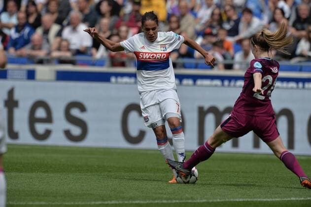 Amel Majri (lyon) vs Keira Walsh Manchester United ManU FOOTBALL : Lyon vs Manchester United - Ligue des champions feminine - 1 2 de finale - 29 04 2018 FredericChambert Panoramic 