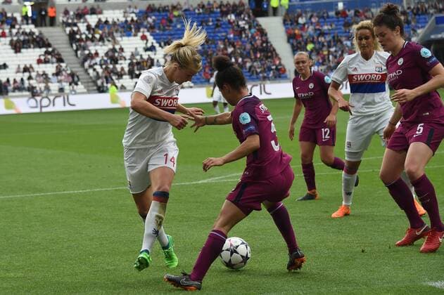 Ada Hegerberg (lyon) vs Demi Stockes Manchester United ManU FOOTBALL : Lyon vs Manchester United - Ligue des champions feminine - 1 2 de finale - 29 04 2018 FredericChambert Panoramic 