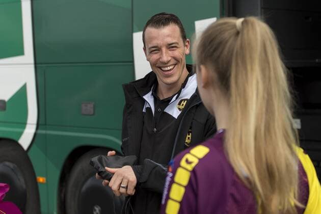 Dominik Klein (9) fra HBC Nantes snakker med fans ved ankomst til Skjern Bank Arena foer Champions League kvartfinalen i herrehaandbold mellem Skjern Haandbold og HBC Nantes i Skjern Bank Arena i Skjern, soendag den 29. april 2018. , Skjern Denmark  Copyright: MadsxDalegaardx COP106 spdk20180429-172300-L