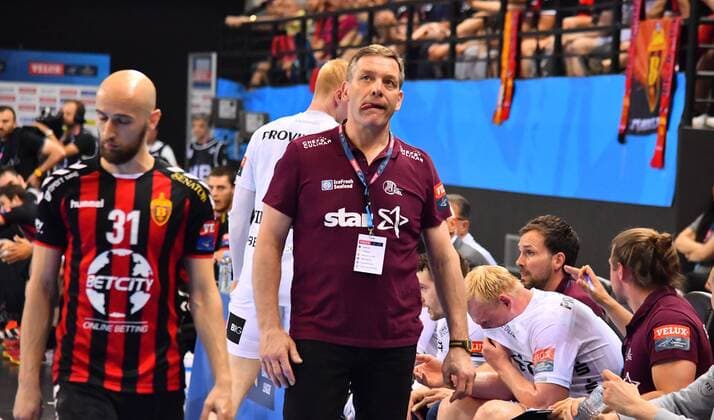 29.04.2018 Skopje(FYR Macedonia) HC Vardar-THW Kiel 2nd 1 4 final match Champions League men s handball Pattrick Wiencek(3rd from right) beside Alfred Gislason (c) THW Kiel coach who react during mtch :Str 