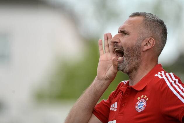 Coach Tim Walter Bayern Munich gives instructions gesticulating gestures with the arms gives instructions gesticulate single action Action Football Regionalliga Bayern FC Bayern Munich II TSV 1860 Munich xslx
