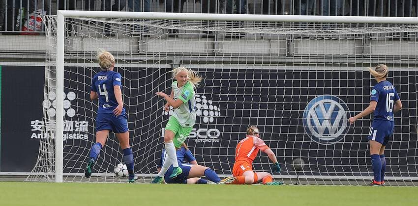 Here Pernille Harder VfL Wolfsburg scored the 1 0