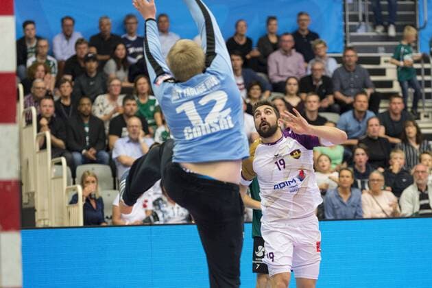 David Balaguer (19) fra HBC Nantes forsoeger at sende bolden over maalvogter for Skjern Haandbold Emil Nielsen (12) under Champions League kvartfinalen i herrehaandbold mellem Skjern Haandbold og HBC Nantes i Skjern Bank Arena i Skjern, soendag den 29. april 2018. , Skjern  Copyright: MadsxDalegaardx COP106 spdk20180429-185819-L