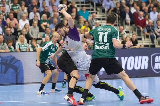 Nicolas Tournat (11) fra HBC Nantes (midt) i naerkamp med Markus Olsson (4) og Jonathan Stenbäcken (11) fra Skjern Haandbold under Champions League kvartfinalen i herrehaandbold mellem Skjern Haandbold og HBC Nantes i Skjern Bank Arena i Skjern, soendag den 29. april 2018. , Skjern  Copyright: MadsxDalegaardx COP106 spdk20180429-185909-L