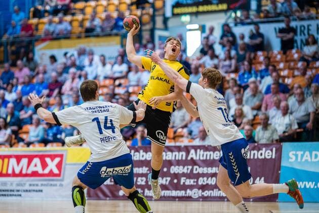 Falk Kolodziej 9 from HG Saarlouis at the throw with Florian Pfeiffer 14 from Dessau Rosslauer HV 06 l and Johannes Wasielewskie 18 from Dessau Rosslauer HV 06 r during the match at the DKB Handball 2 Bundesliga between Dessau Rosslauer HV 06 and HG Saarlouis at the Anhalt Arena am April 29 2018 in Bauhausstadt Dessau Saxony Anhalt Germany HB 2BL Dessau Rosslauer HV 06 HG Saarlouis Bauhausstadt Dessau Copyright: xEIBNER HartmutxBoesenerx EP_HBR