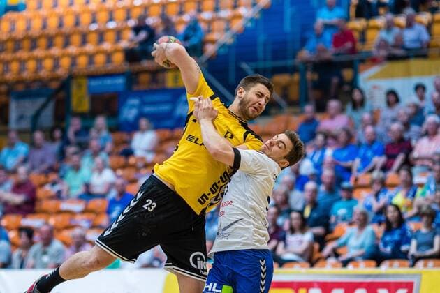 Arthur Muller 23 of HG Saarlouis in the duel with Jan Zahradnicek 33 of the Dessau Rosslauer HV 06 during the meeting in the DKB Handball 2 Bundesliga between Dessau Rosslauer HV 06 and HG Saarlouis in the Anhalt Arena on April 29 2018 in Bauhausstadt Dessau Saxony Anhalt Germany HB 2BL Dessau Rosslauer HV 06 HG Saarlouis Bauhaus city Dessau Copyright: xEIBNER HartmutxBoesenerx EP_HBR