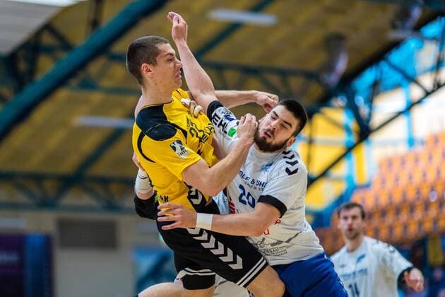 Arthur Muller 23 from HG Saarlouis in a duel with Jonas Hoenicke 20 from Dessau Rosslauer HV 06 during the match at DKB Handball 2 Bundesliga between Dessau Rosslauer HV 06 and HG Saarlouis at Anhalt Arena on April 29 2018 in Bauhausstadt Dessau Saxony Anhalt Germany HB 2BL Dessau Rosslauer HV 06 HG Saarlouis Bauhaus city Dessau Copyright: xEIBNER HartmutxBoesenerx EP_HBR
