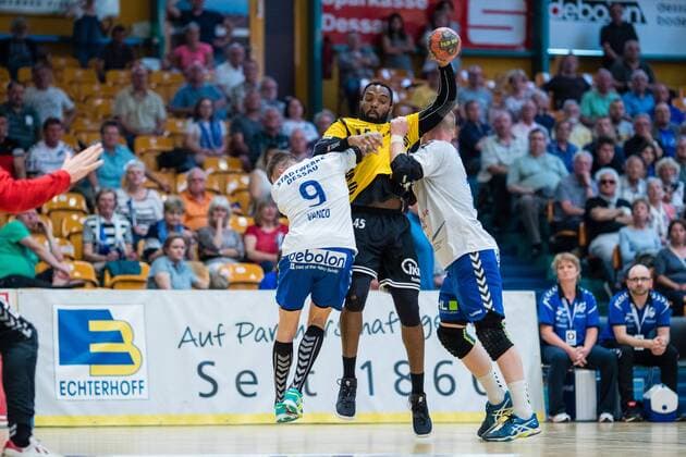 Martin Murawski 15 from HG Saarlouis on the ball with Marek Vranco 9 from Dessau Rosslauer HV 06 l and Libor Hanisch 17 from Dessau Rosslauer HV 06 r during the match at the DKB Handball 2 Bundesliga between Dessau Rosslauer HV 06 and HG Saarlouis in the Anhalt Arena am April 29 2018 in Bauhausstadt Dessau Saxony Anhalt Germany HB 2BL Dessau Rosslauer HV 06 HG Saarlouis Bauhausstadt Dessau Copyright: xEIBNER HartmutxBoesenerx EP_HBR