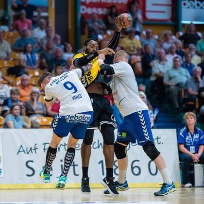 Martin Murawski 15 from HG Saarlouis on the ball with Marek Vranco 9 from Dessau Rosslauer HV 06 l and Libor Hanisch 17 from Dessau Rosslauer HV 06 r during the match at the DKB Handball 2 Bundesliga between Dessau Rosslauer HV 06 and HG Saarlouis in the Anhalt Arena am April 29 2018 in Bauhausstadt Dessau Saxony Anhalt Germany HB 2BL Dessau Rosslauer HV 06 HG Saarlouis Bauhausstadt Dessau Copyright: xEIBNER HartmutxBoesenerx EP_HBR