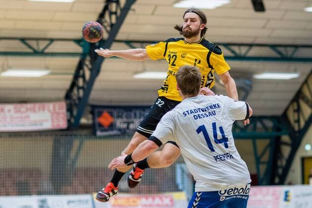 Behind Julius Lindskog Andersson Saarluis front Pfeffer Dessau during the meeting in the DKB Handball 2 Bundesliga between Dessau Rosslauer HV 06 and HG Saarlouis in the Anhalt Arena on April 29 2018 in Bauhausstadt Dessau Saxony Anhalt Germany HB 2BL Dessau Rosslauer HV 06 HG Saarlouis Bauhausstadt Dessau Copyright: xEIBNER HartmutxBoesenerx EP_HBR