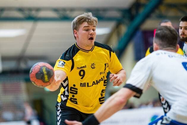 Falk Kolodziej 9 of HG Saarlouis during the meeting in the DKB Handball 2 Bundesliga between Dessau Rosslauer HV 06 and HG Saarlouis in the Anhalt Arena on April 29 2018 in Bauhausstadt Dessau Saxony Anhalt Germany HB 2BL Dessau Rosslauer HV 06 HG Saarlouis Bauhausstadt Dessau Copyright: xEIBNER HartmutxBoesenerx EP_HBR