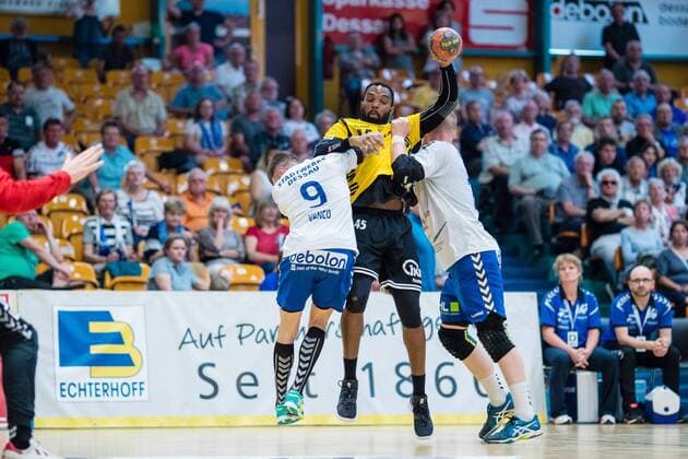 Yann Polydore 45 from HG Saarlouis on the ball with Marek Vranco 9 from Dessau Rosslauer HV 06 l and Libor Hanisch 17 from Dessau Rosslauer HV 06 r during the match at the DKB Handball 2 Bundesliga between Dessau Rosslauer HV 06 and HG Saarlouis in the Anhalt Arena am April 29 2018 in Bauhausstadt Dessau Saxony Anhalt Germany HB 2BL Dessau Rosslauer HV 06 HG Saarlouis Bauhausstadt Dessau Copyright: xEIBNER HartmutxBoesenerx EP_HBR